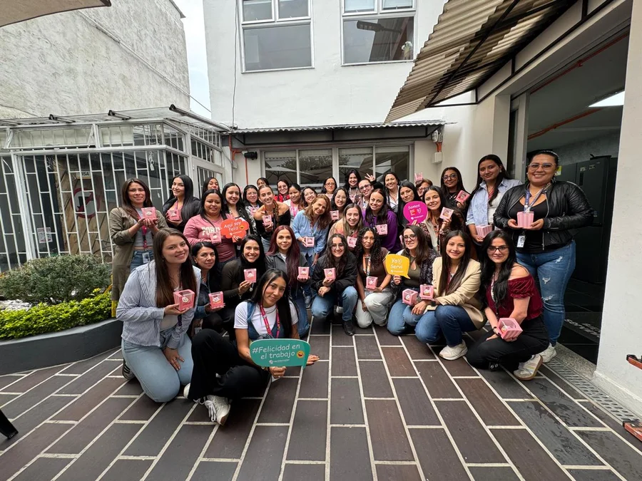 Equipe da Servinformación comemorando o Dia Internacional da Mulher no escritório