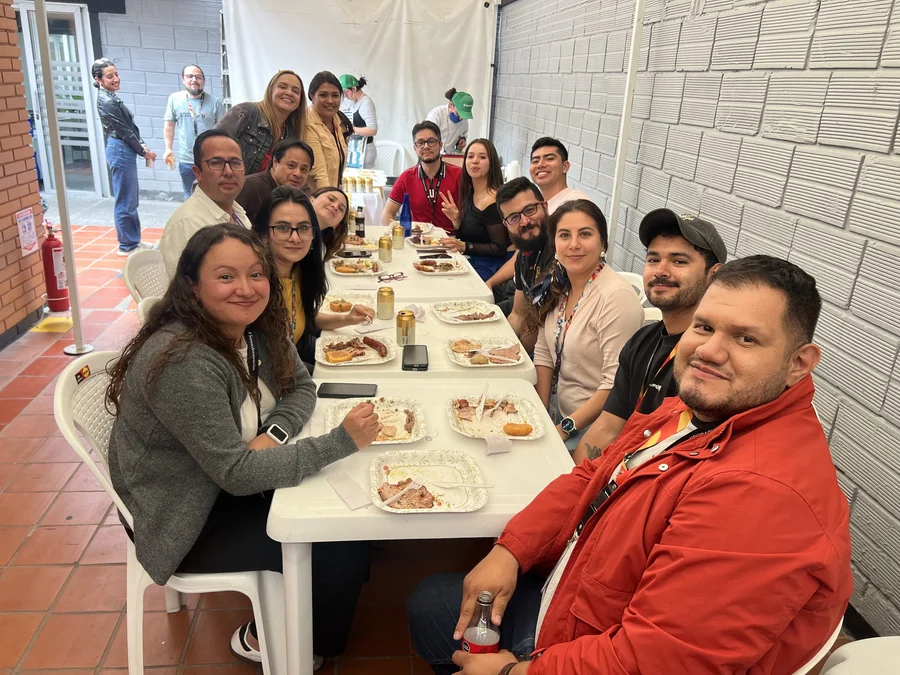 Equipe da Servinformación compartilhando um almoço juntos ao ar livre