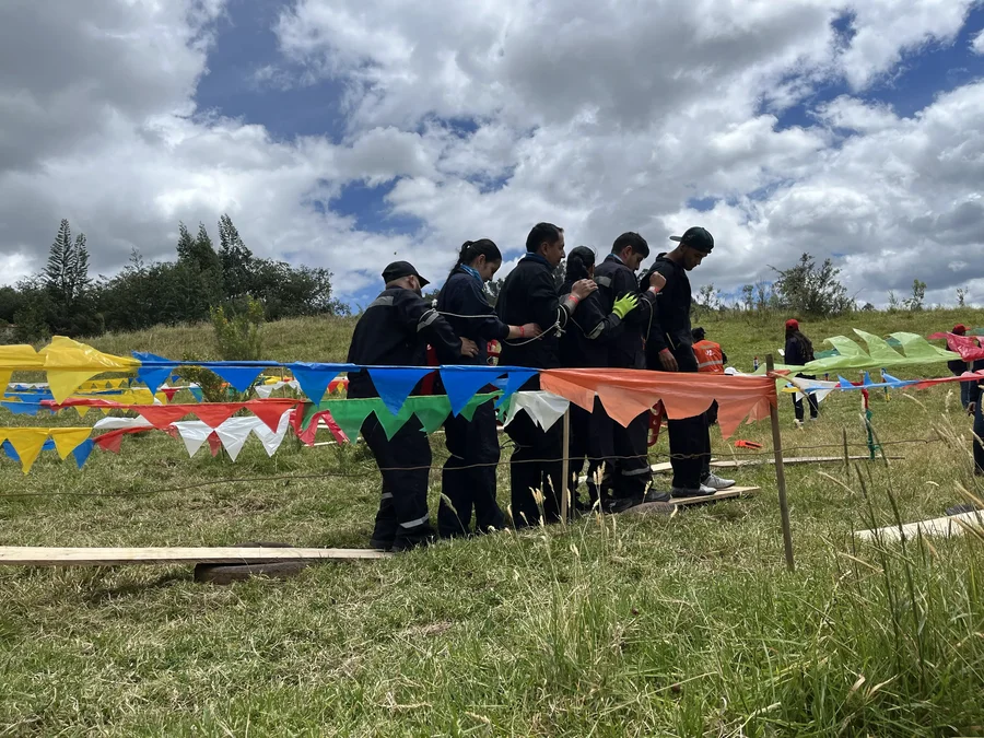Equipe da Servinformación trabalhando em conjunto em uma atividade de integração ao ar livre