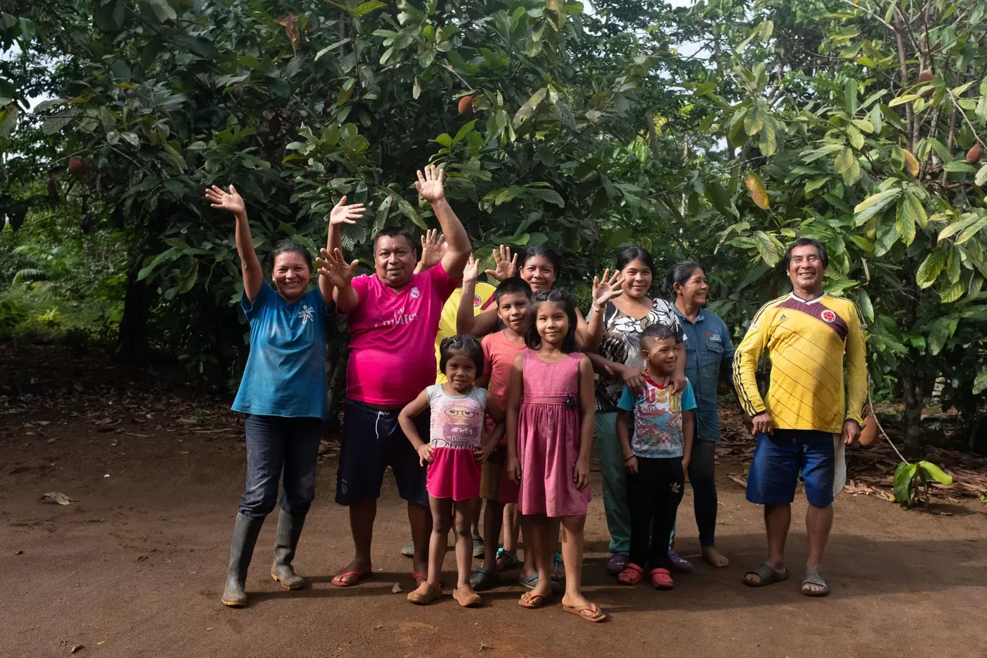 Comunidad aliada de Saving The Amazon reunida y sonriente en su territorio